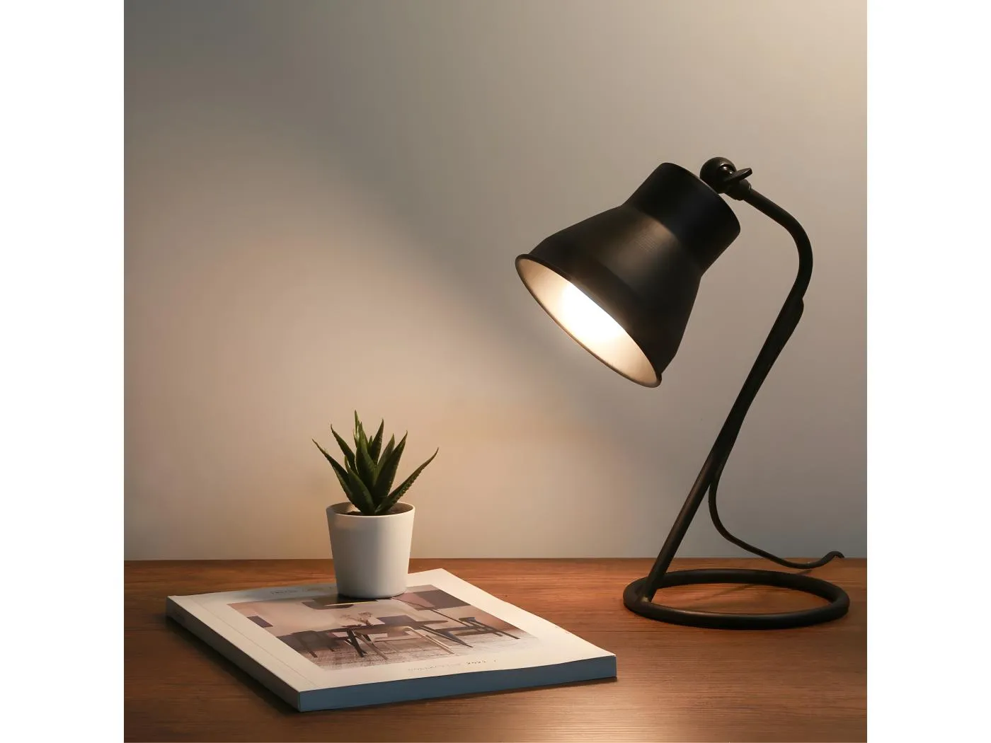 Schreibtischlampe Renefi mit verstellbarem Metallschirm 1xE14 – Schwarz