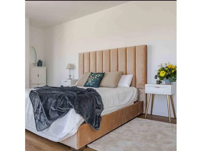 Weißer Holztisch 47x39x67h cm