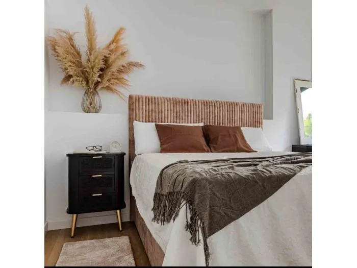 Schwarz lackierter Nachttisch aus Holz und Netz, 50x35x72