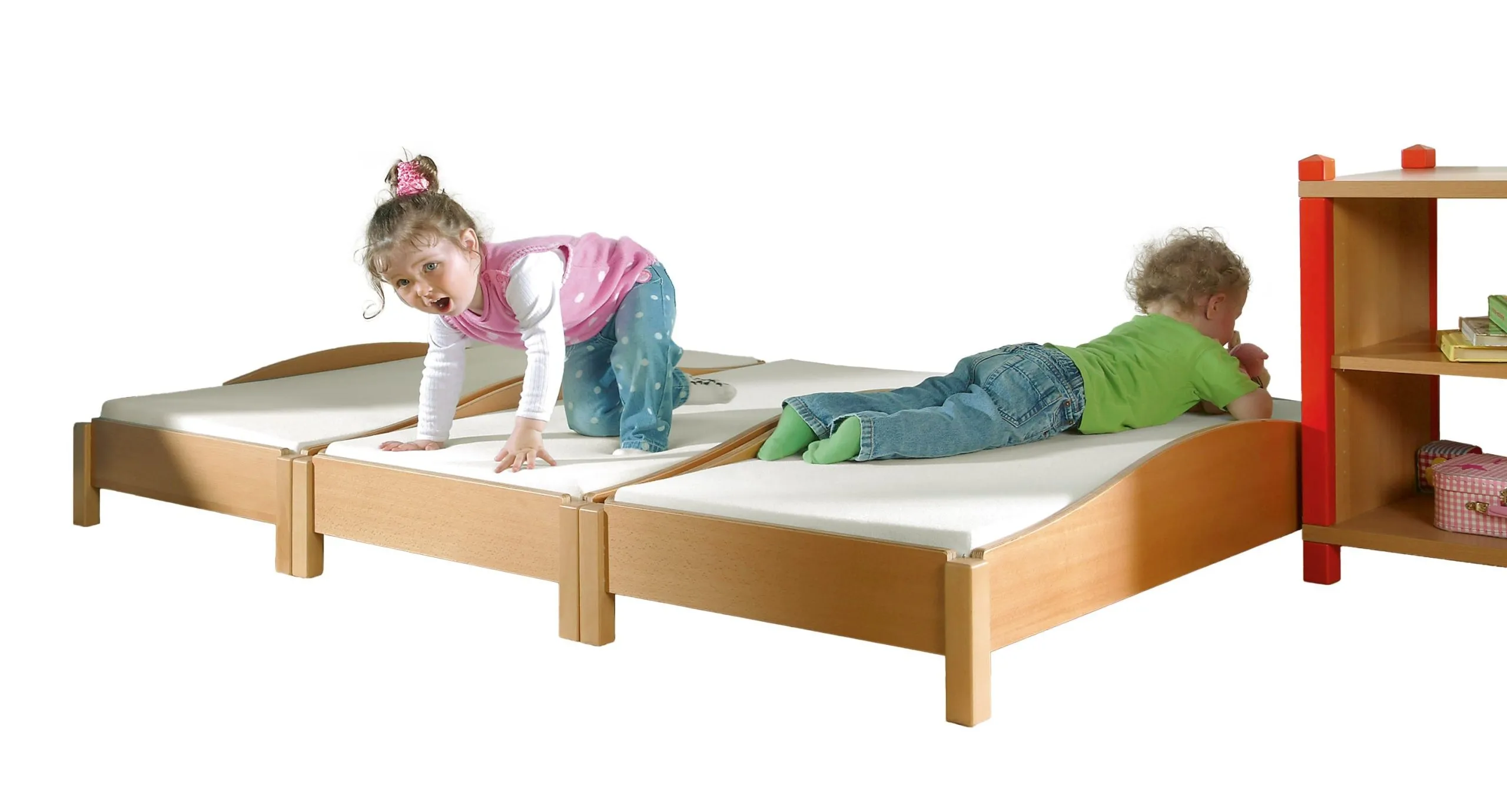 Stapelbares Kinderbett mit Matratze und Seitenschwung