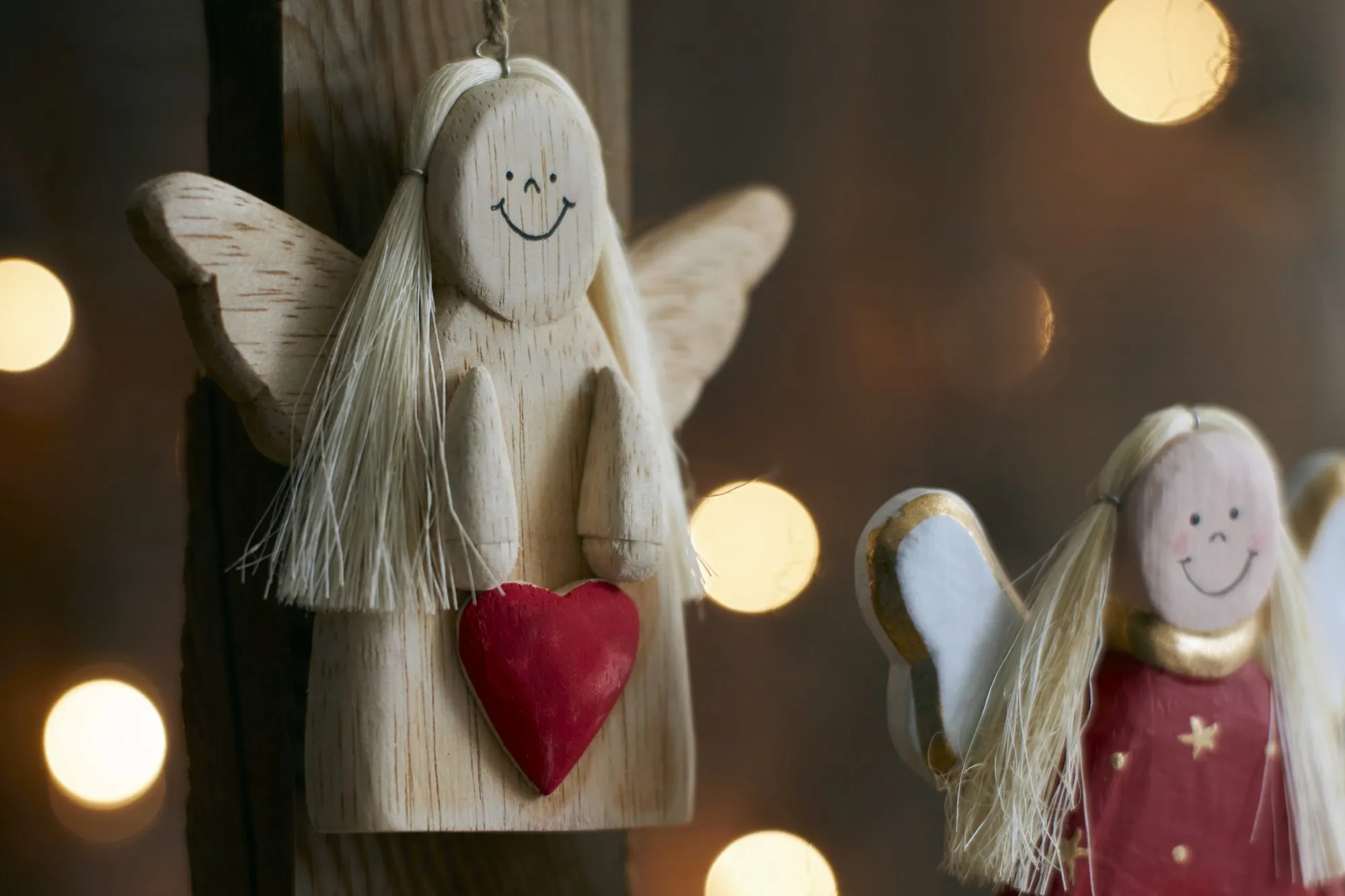 Anhänger 'Engel mit Herz', natur/rot, B 11 cm, H 11 cm, L 3 cm