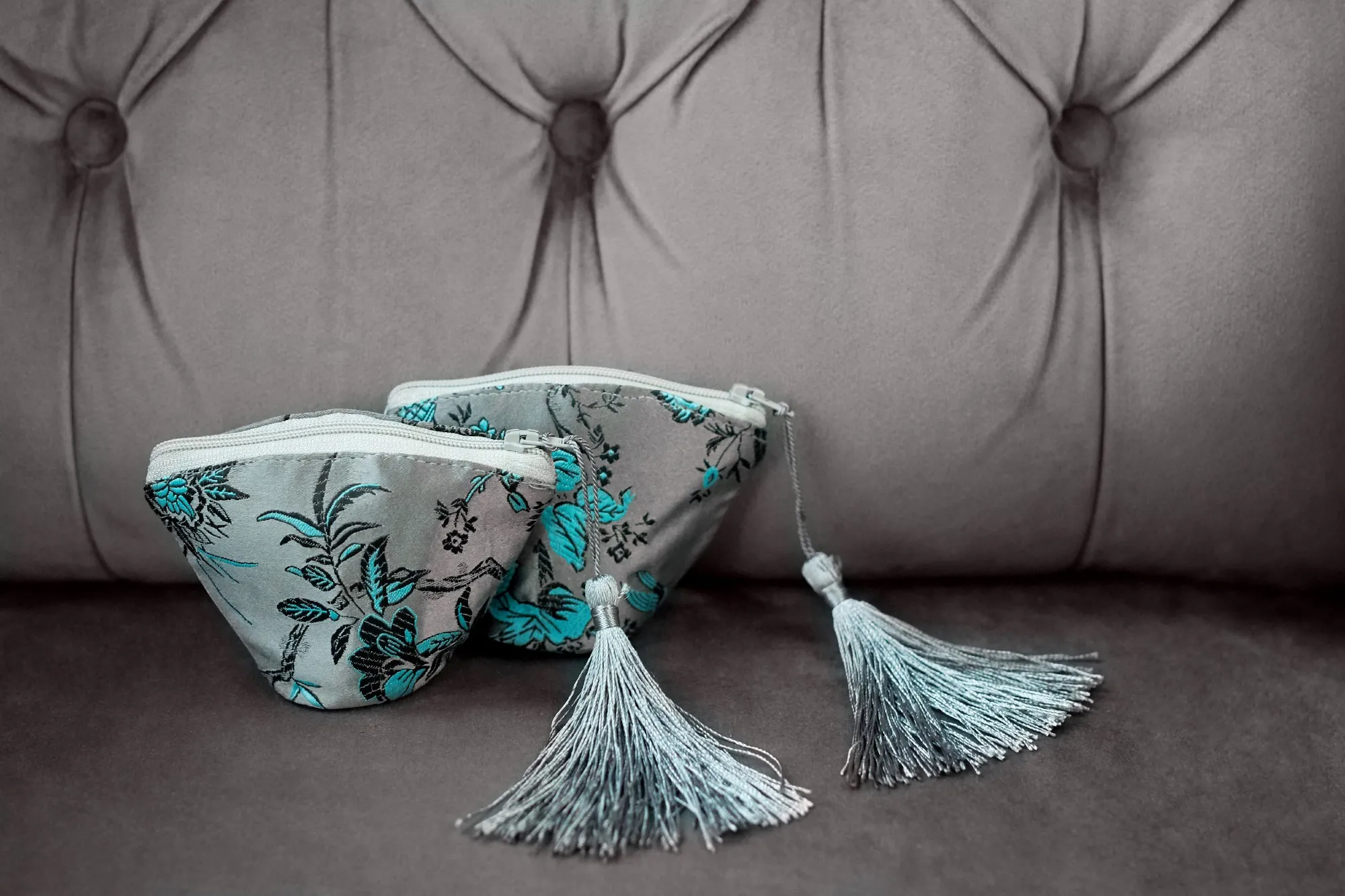 Etui mit Troddel, grau, blau, T 5 cm, B 5 cm, H 8 cm