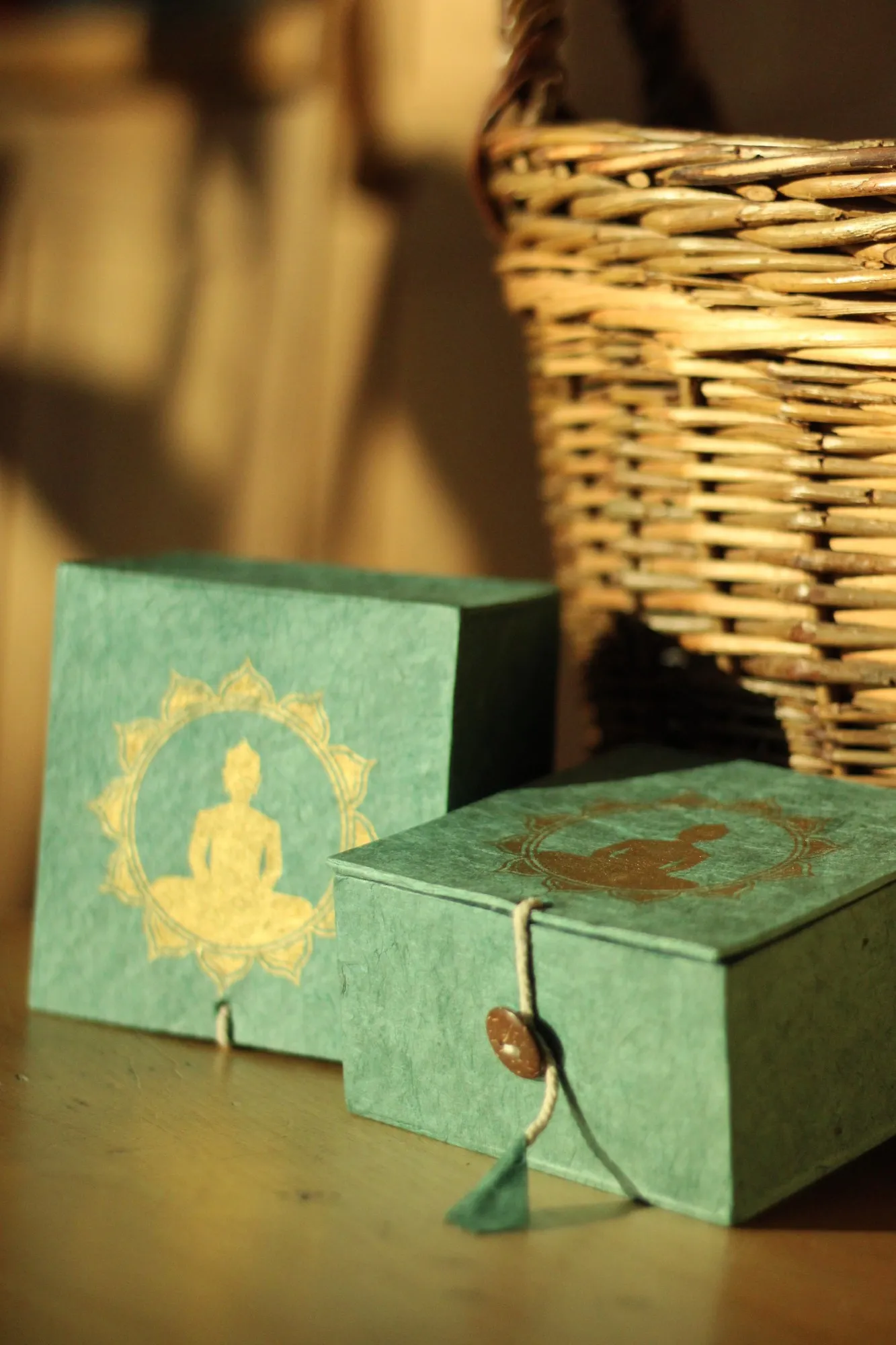 Lokta Box Buddha, blaugrün, gold, T 11 cm, B 11 cm, H 5,5 cm