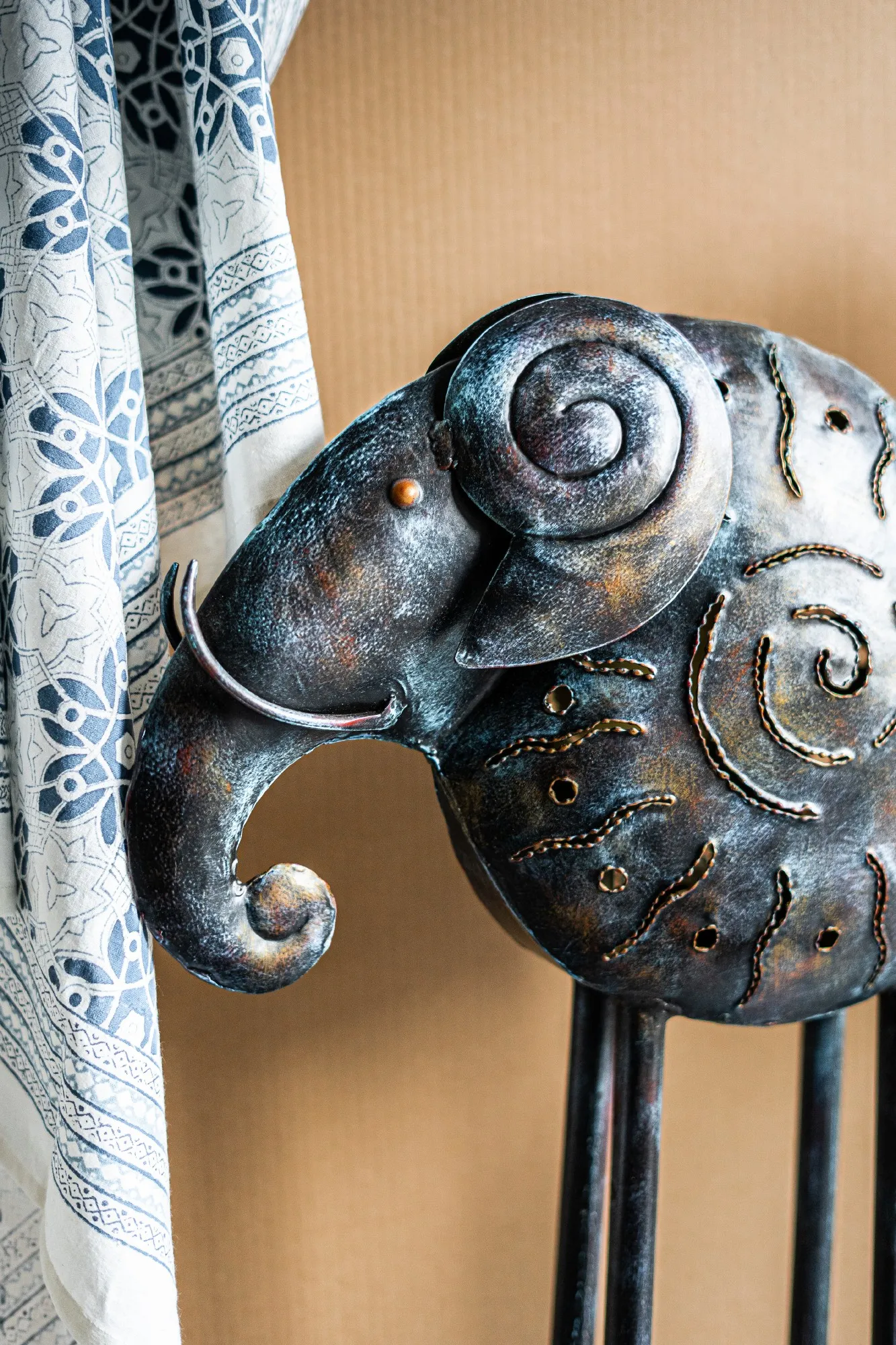 Teelichtskulptur Elefant auf Ständer, T 39 cm, B 15,5 cm, H 71 cm