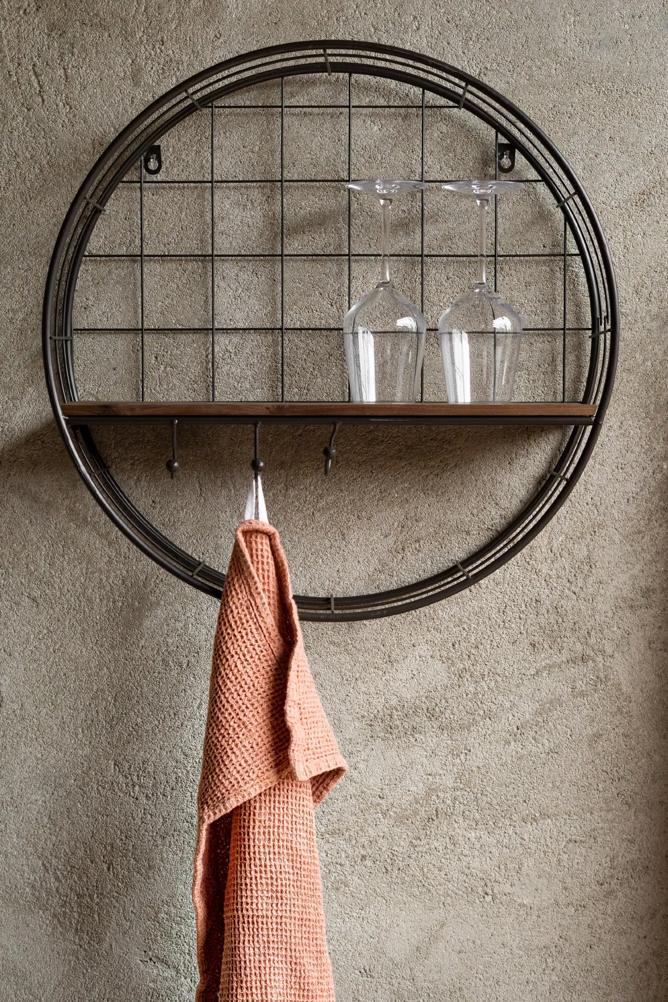 Rundes Wandregal, aus Eisen und Holz, Ø 50 cm, L 12 cm