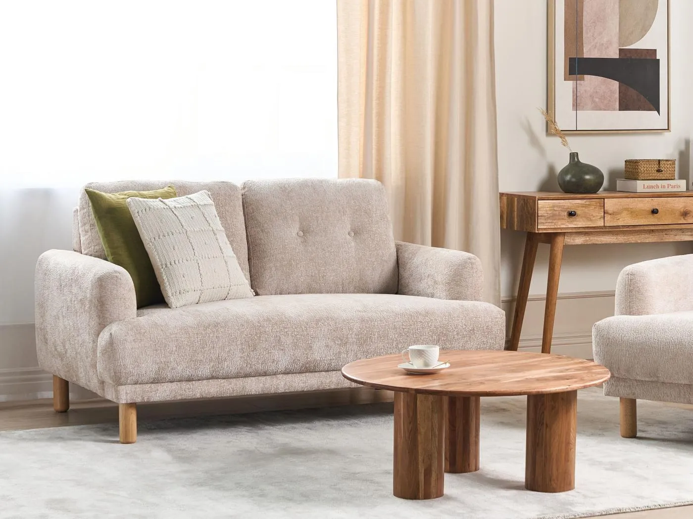 2-Sitzer Sofa Bouclé beige mit hohen Holzbeinen Armlehnen Knöpfe Retro Stil Tuve