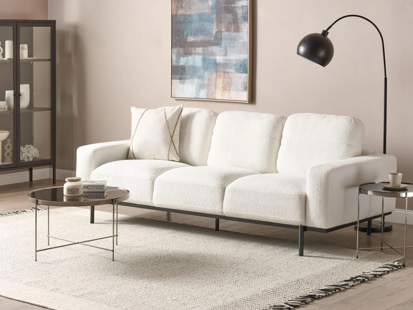 3-Sitzer Sofa Bouclé weiß mit hohen Metallbeinen dicke Sitzkissen modern Sovik