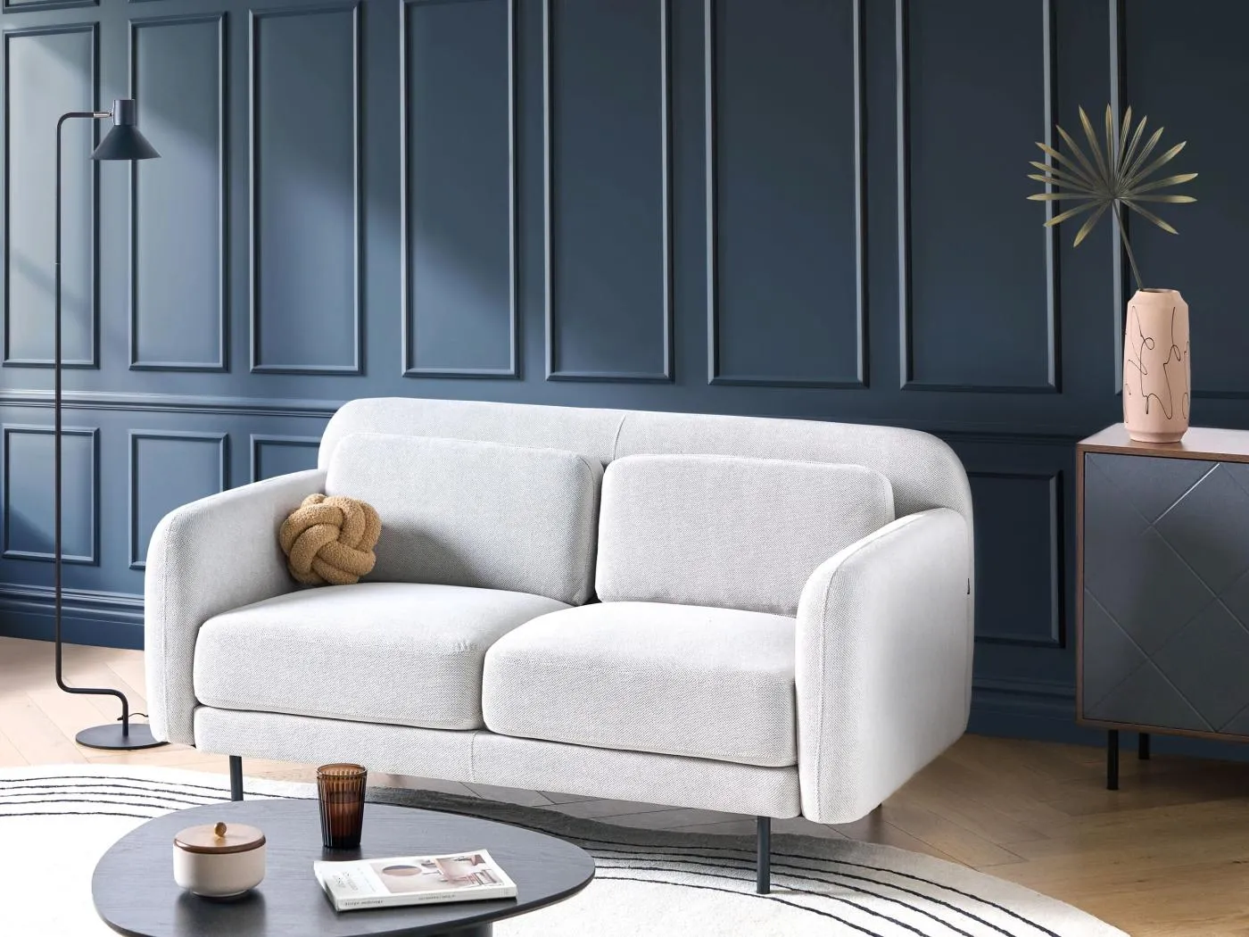 2-Sitzer Sofa Stoff creme weiß mit schmalen Armlehnen schwarze Metallfüße Liland