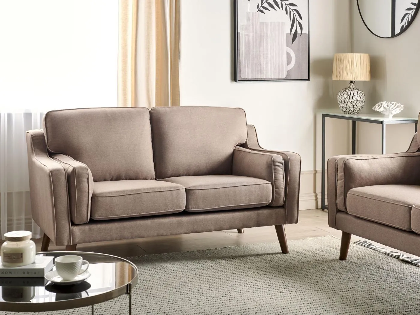 2-Sitzer Sofa Stoffbezug braun mit hohen Holzbeinen dicken Sitzkissen Lokka