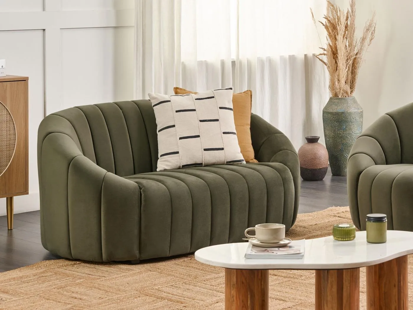 2-Sitzer Sofa Samt grün gesteppt oval Muschelform niedrige Rückenlehne Malung