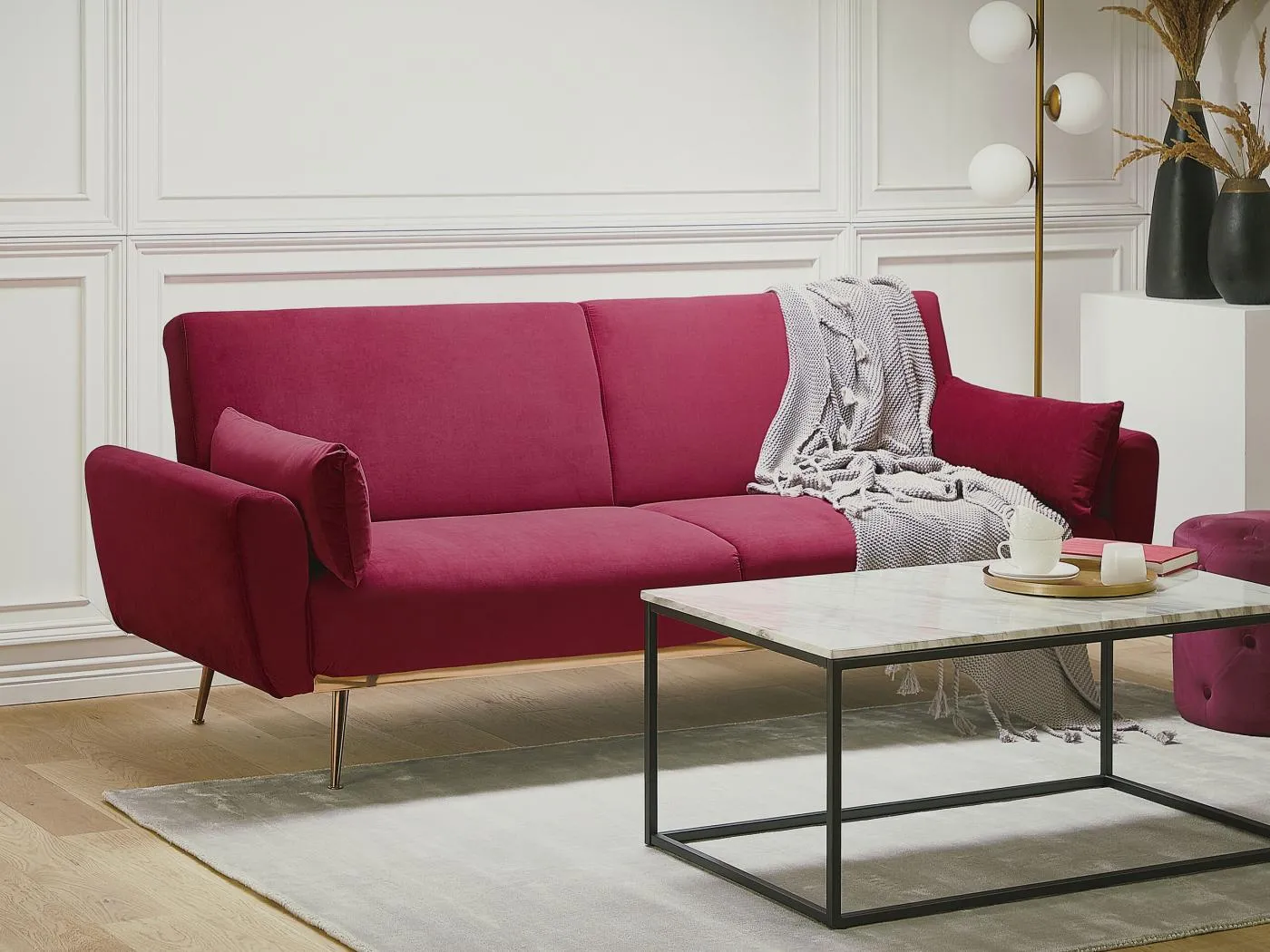 3-Sitzer Schlafsofa Samt rot mit Kissen hohe Metallbeine kupfer Retro-Stil Eina