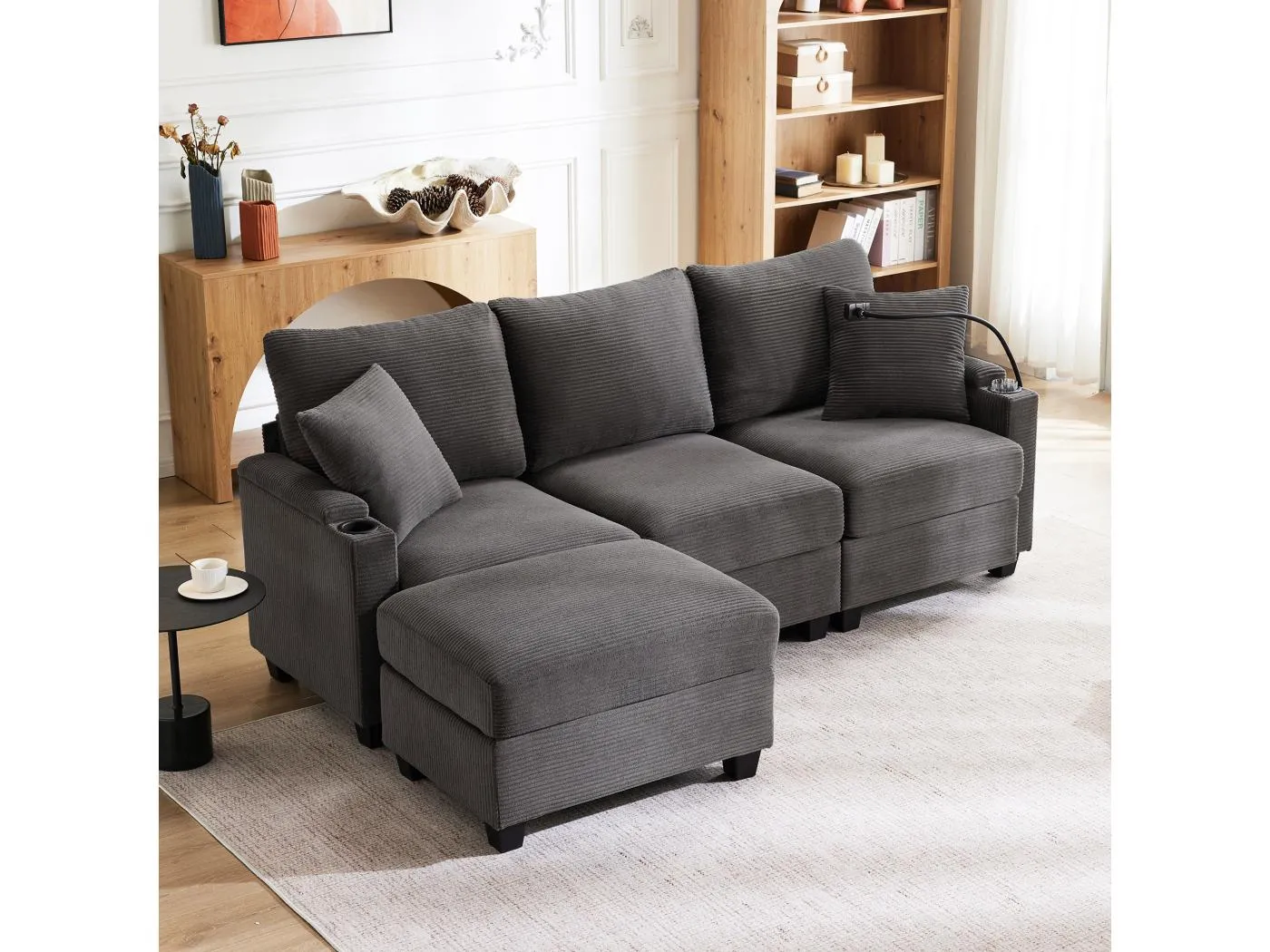 L-förmiges Ecksofa mit Fußstütze, Getränkehaltern, USB-Ladegerät, Armlehnenablage und zwei Kissen, dunkelgrau
