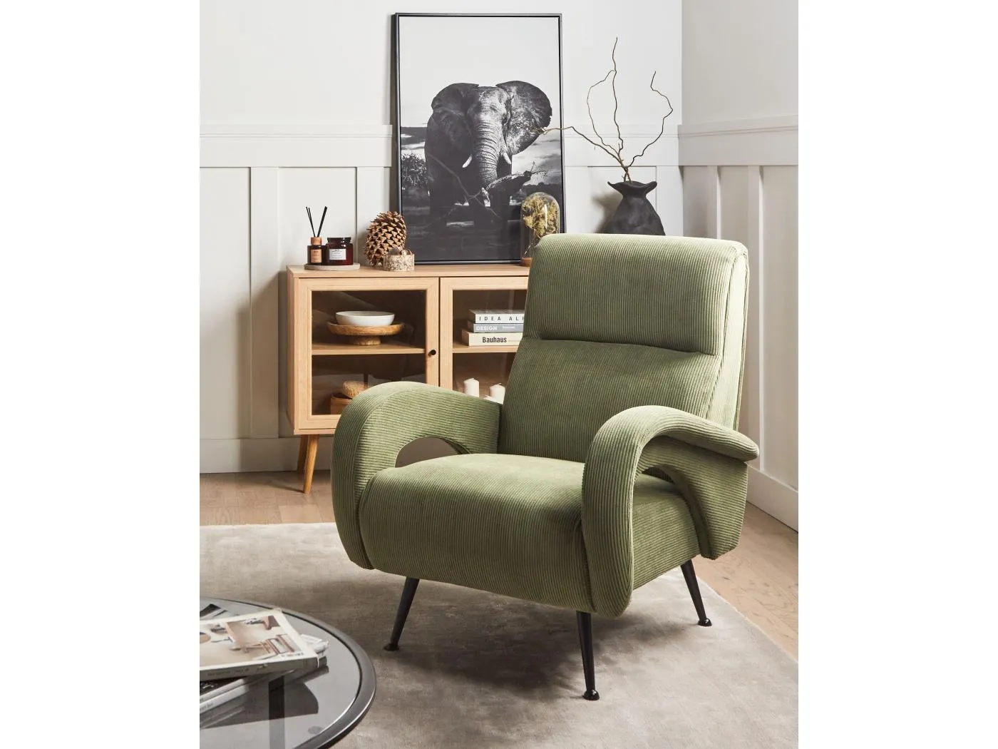 Sessel aus Cord grün mit schwarzen Beinen Retro Stil Svalov