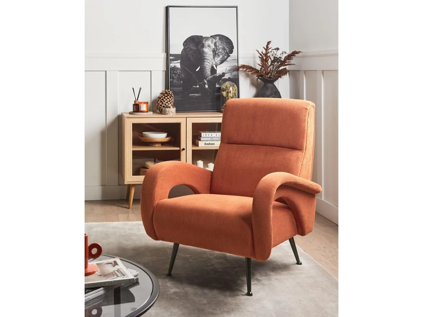 Sessel aus Cord orange mit schwarzen Beinen Retro Stil Svalov