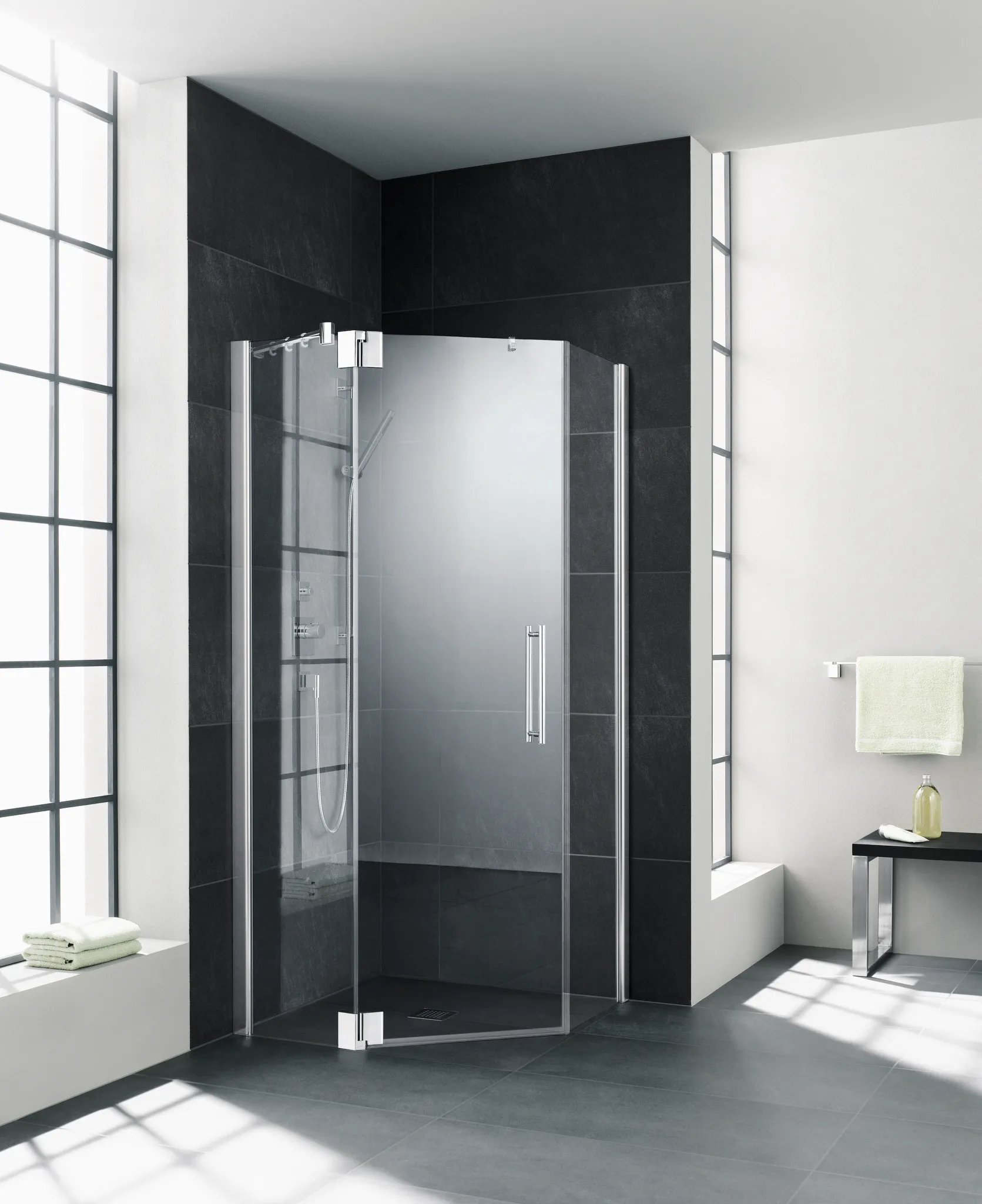 Kermi Duschdesign Fünfeck-Duschkabine mit Pendeltür rechts mit Festfeldern für gleichschenklige Wannen „PASA XP“ Glas Klar, Profile Silber Mattglanz, BV: 870 - 900 mm GAK: 855 - 885 mm WE: 880 - 910 mm H: 1850 mm