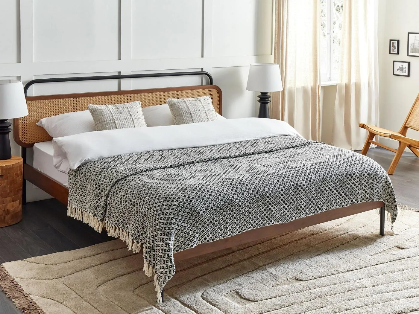 Decke Baumwolle schwarz / weiß 220 x 240 cm mit Fransen Wohndecke Modern Chyama