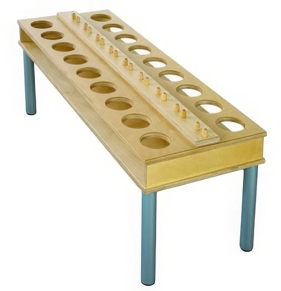 Höhenverstellbarer Maltisch mit Platz für 18 Malgläser